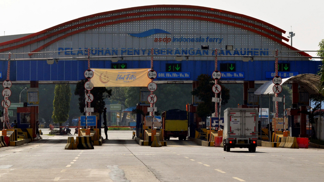 Pengendara motor melintas di depan pintu penjualan tiket kapal di Pelabuhan Bakauheni, Lampung Selatan, Lampung, Sabtu (8/5/2021). Foto: Ardiansyah/ANTARA FOTO