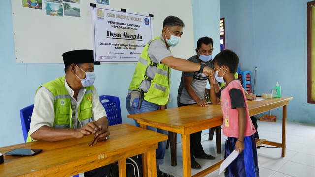 Perusahaan pertambangan dan hilirisasi Harita Nickel memberikan santunan kepada 200 anak yatim. Foto: Istimewa