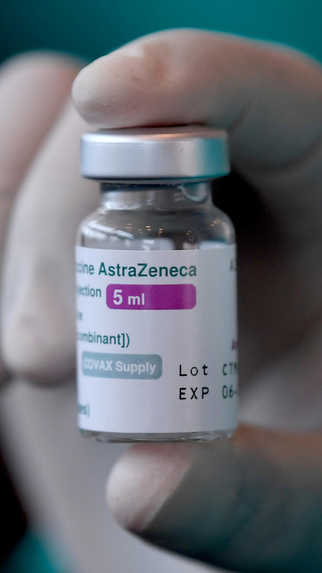 Petugas kesehatan mengambil vaksin corona AstraZeneca sebelum disuntikkan di Sentra Vaksinasi Central Park dan Neo Soho Mall, Jakarta Barat, Sabtu (8/5/2021). Foto: Sigid Kurniawan/ANTARA FOTO