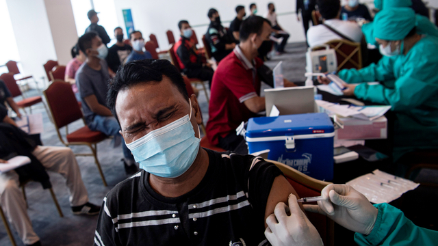 Petugas kesehatan menyuntikkan vaksin corona AstraZeneca tahap pertama di Sentra Vaksinasi Central Park dan Neo Soho Mall, Jakarta Barat, Sabtu (8/5/2021). Foto: Sigid Kurniawan/ANTARA FOTO