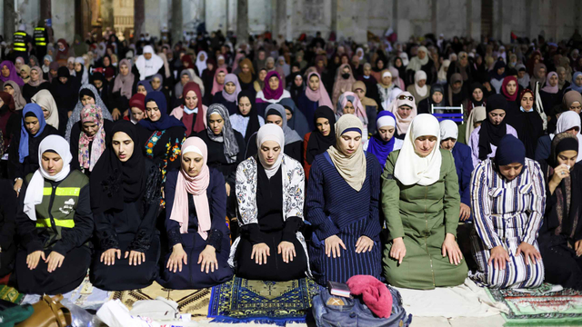 Warga Palestina berdoa di Laylat al-Qadr di kompleks yang menampung Masjid Al-Aqsa, Yerusalem (9/5). Foto: Ammar Awad/REUTERS