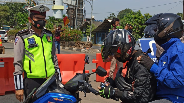Penyekatan pemudik di Kedungwaringin perbatasan Bekasi-Karawang, Minggu (9/5). 
 Foto: Dok. Istimewa