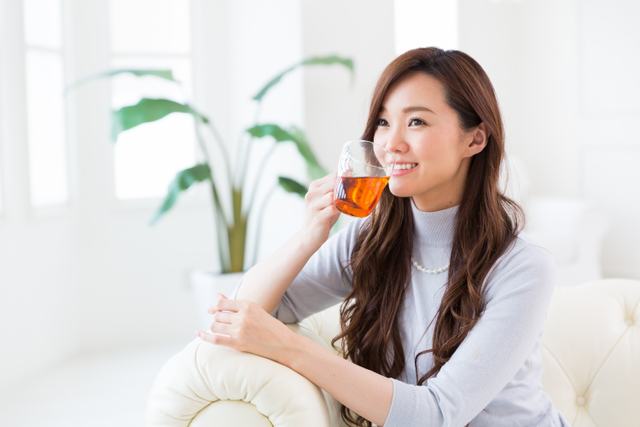 Ilustrasi santai sambil minum teh. Foto: Shutterstock