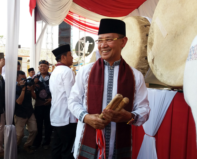 Bupati Majalengka, Karna Sobahi seusai melaksanakan salat Id pada tahun 2019. (Dok. Ciremaitoday/Oki Kurniawan)