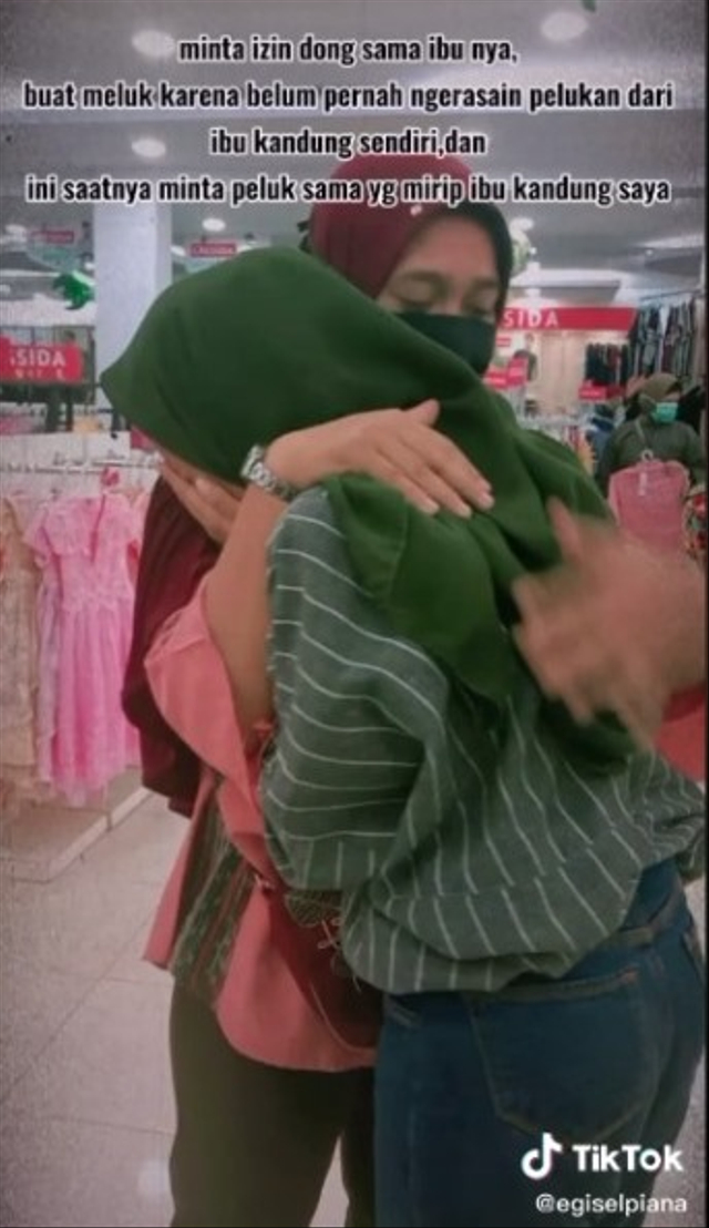 Momen mengharukan wanita bernama Egi Selpiana menangis dan peluk emak-emak di mal yang mirip dengan ibunya. (Foto: TikTok/@egiselpiana)