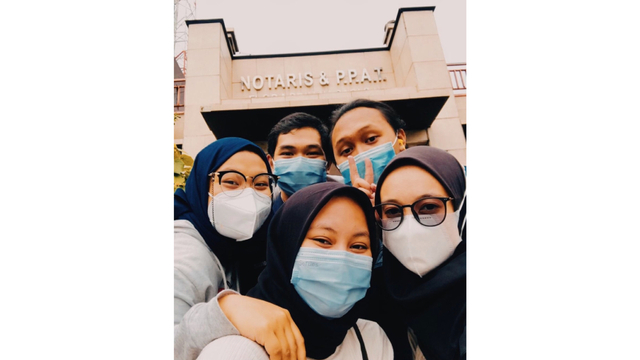 Foto bersama para pengurus komunitas Baroedak Tatanen. Cinday (kerudung biru) dan Shafa (kerudung hitam sebelah kanan) merupakan founder dan co-founder dari Baroedak Tatanen. Dok: Instagram @bycinday