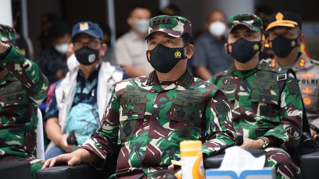 Panglima TNI Marsekal TNI Hadi Tjahjanto, Kapolri Jenderal Pol Listyo Sigit Prabowo serta sejumlah menteri dan Ketua DPR RI Puan Maharani meninjau lokasi penyekatan mudik 2021 di Pelabuhan Bakauheni dan Merak, Minggu (9/5). Foto: Puspen TNI