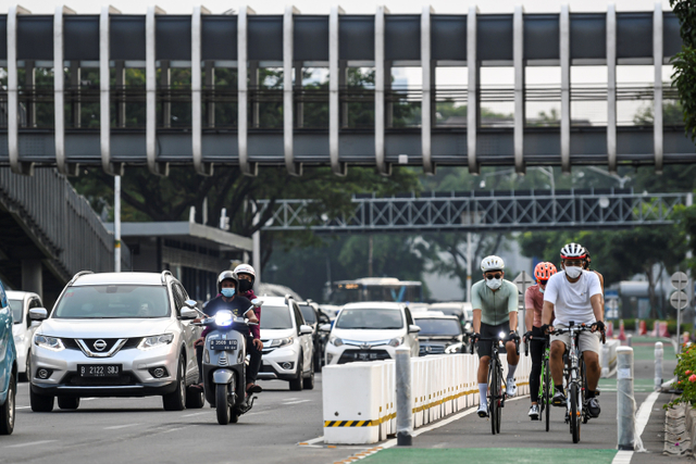 Pesepeda memacu kecepatannya di jalur sepeda permanen di Jalan Jenderal Sudirman, Jakarta, Minggu (9/5).  Foto: M Risyal Hidayat/ANTARA FOTO