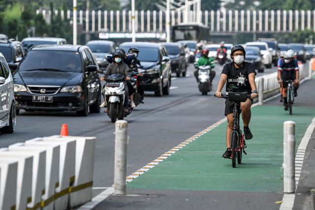Pesepeda memacu kecepatannya di jalur sepeda permanen di Jalan Jenderal Sudirman, Jakarta, Minggu (9/5).  Foto: M Risyal Hidayat/ANTARA FOTO