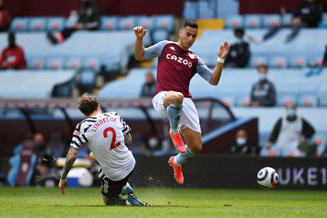 Pemain Manchester United Victor Lindelof berebut bola dengan pemain Aston Villa Anwar El Ghazi pada pertandingan lanjutan Premier League di Villa Park, Birmingham, Inggris.
 Foto: Shaun Botterill/Pool/REUTERS