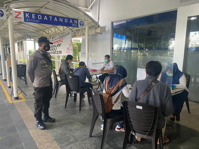 Petugas saat melakukan pemeriksaan di Pelabuhan Batam Center. Foto istimewa