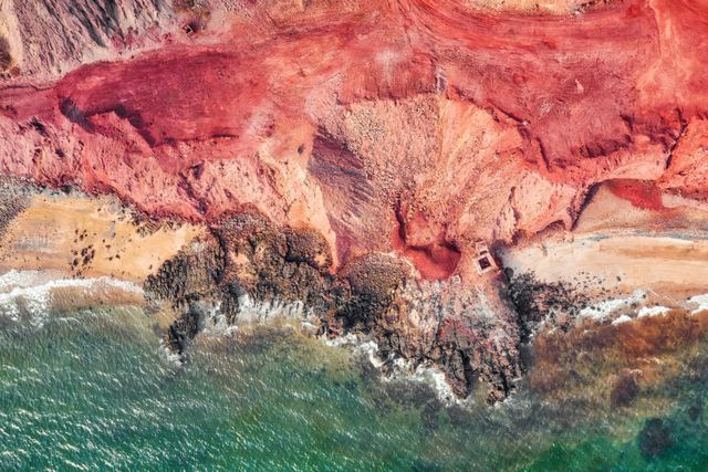 Uniknya Pulau Hormuz di iran yang punya banyak warna. Foto: Shutterstock