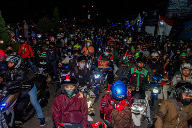 Pemudik sepeda motor memadati jalur pantura Karawang, Jawa Barat, Senin (10/5).  Foto: M Ibnu Chazar/ANTARA FOTO