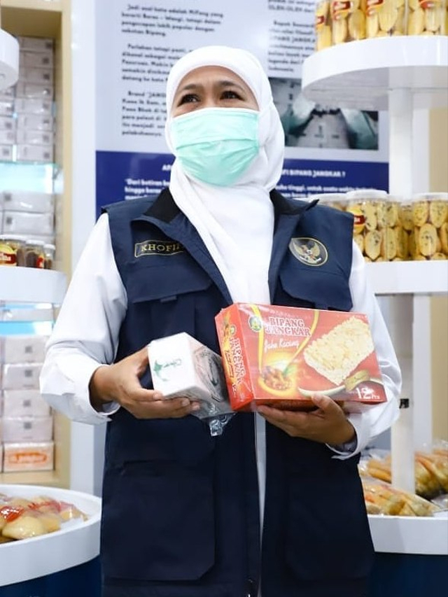 Gubernur Jatim Khofifah Indar Parawansa memborong bipang, kue beras khas Pasuruan. Foto: Instagram/@khofifah.ip