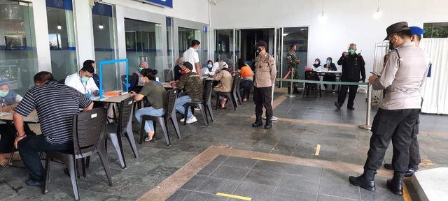 Suasana pemeriksaan calon penumpang di Pelabuhan Batam Center, Kota Batam. Foto: Rega/kepripedia.com