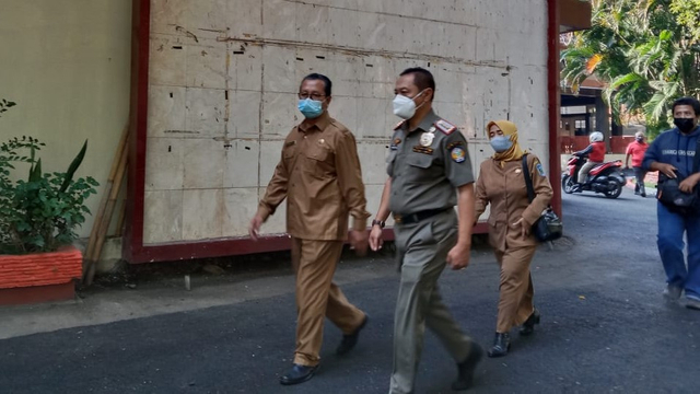 Sekretaris Daerah (Sekda) Mokhammad Yasin menunjukkan ruangan salah satu pejabat di BKD yang digeledah saat ott KPK. Foto: Dok. Istimewa