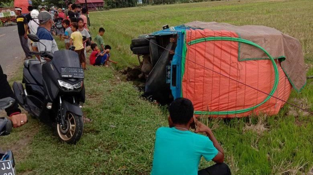 Mobil ekspedisi terguling di Desa Beru-beru, Kecamatan Kalukku, Kabupaten Mamuju, Sulawesi Barat, Minggu (9/5/2021). Foto: Dok. Istimewa