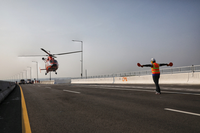 Helikopter tiba saat simulasi penyelamatan kecelakaan di jalan tol dengan menggunakan rescue udara di Tol Layang Mohamed Bin Zayed (MBZ) KM40B, Senin (10/5).  Foto: Aditia Noviansyah/kumparan