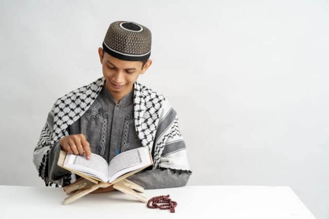 Ilustrasi membaca Al Quran. Foto: Freepik