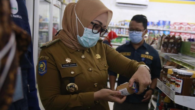 Bupati Mamuju, Sitti Sutinah Suhardi, melakukan sidak di toko modern di Mamuju. Foto: Dok. Pemkab Mamuju
