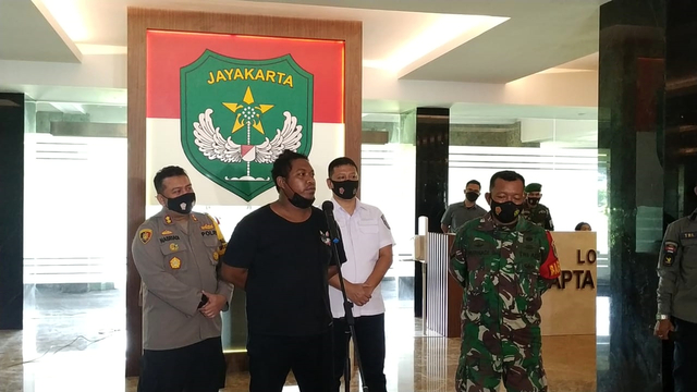 Hendry E. Leatomu (kedua dari kiri), debt collector yang kepung mobil di Tol Koja Barat, Jakut saat konferensi pers di Kodam Jaya. Foto: Dok. Istimewa