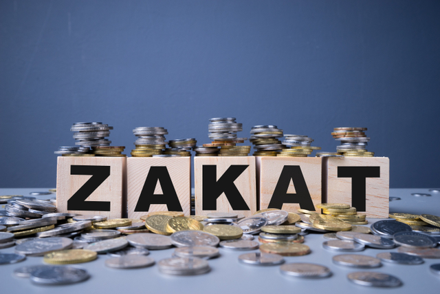 Ilustrasi bayar zakat dengan uang.  Foto: Shutterstock