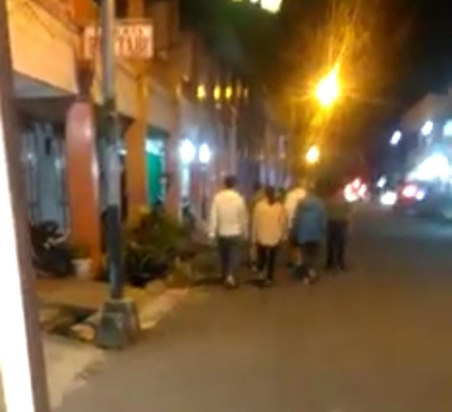 6 orang pekerja asal Tiongkok kedapatan berjalan-jalan di Pasar Mempawah. Foto: Dok Hi!Pontianak 