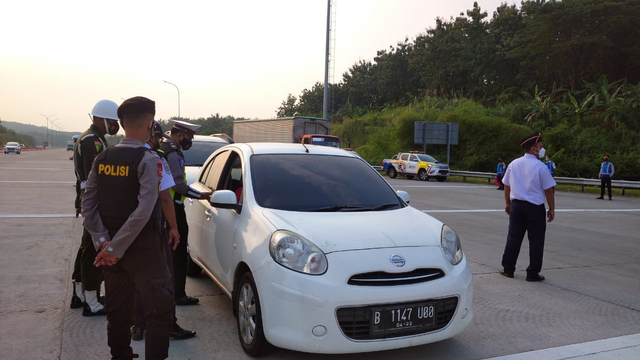 Pemeriksaan kendaraan yang dilakukan oleh petugas di Gerbang Tol Kalikangkung Semarang. Foto: Dok. Istimewa