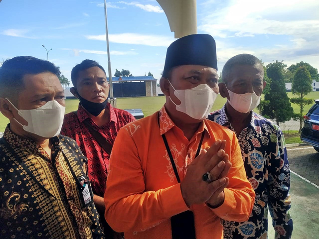 Endang Abdullah (baju oranye) usai terpilih sebagai Wakil Wali Kota Tanjungpinang. Foto: Yoan S Nugraha/kepripedia.com