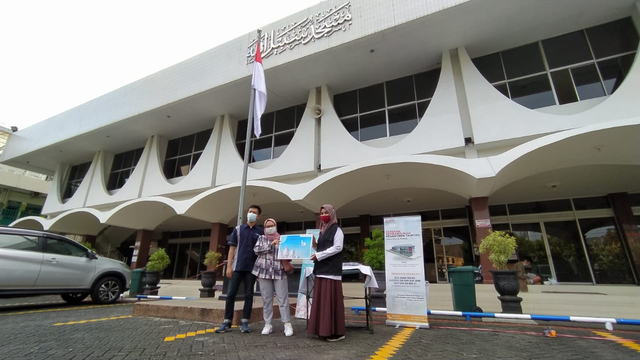 Market Development Team Wardah Malang bersama PPPA Daarul Quran saat aksi bagi hand gel gratis di Masjid Sabilillah Kota Malang, Senin (10/5/2021). Foto/Azmy
