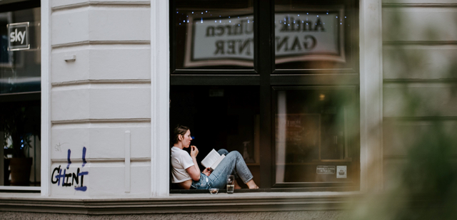 Ilustrasi membaca fanfiction dapat menjadi salah satu sarana 'melarikan diri' dari hiruk pikuk dunia. (Foto: Mika Baumeister/Unsplash).