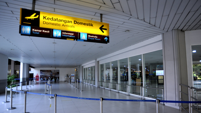 Bandara I Gusti Ngurah Rai, Bali terpantau sepi saat larangan mudik. Foto: ANTARA FOTO/Fikri Yusuf