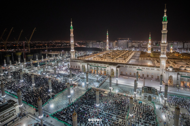 Suasana salat Tahajud di Masjid Nabawi, Madinah, pada malam 29 Ramadhan 1442 H. Pembatasan speaker tak berlaku di masjid suci ini. Foto: Twitter/ @wmngovsa