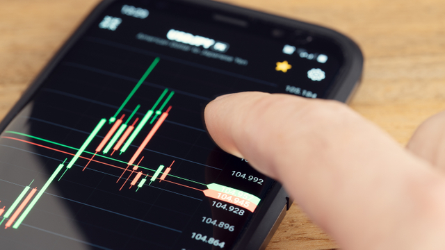 Ilustrasi investasi saham. Foto: Shutter Stock