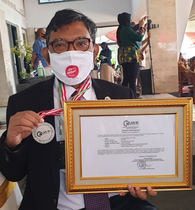 Direktur Sosialisasi dan Kampanye Anti-Korupsi KPK yakni Giri Suprapdiono terima penghargaan Makarti Bhakti Nagari Award. Foto: Dok. Istimewa