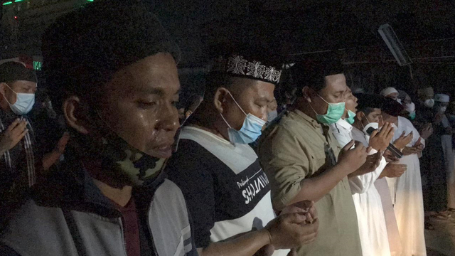 JEMAAH berurai air mata saat menyalatkan jenazah almarhum Ustaz Tengku Zulkarnain, Senin malam (10/5/2021), di halaman Rumah Sakit Tabrani, Pekanbaru. 