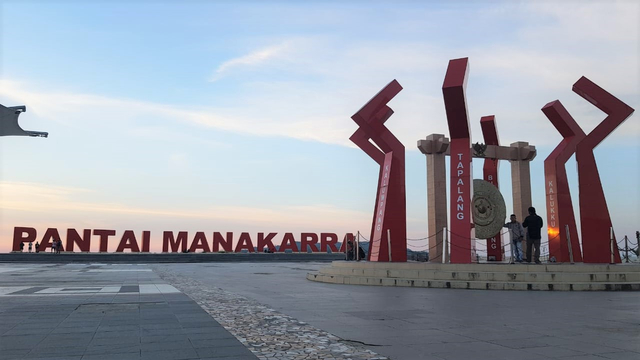 Anjungan Pantai Manakarra Mamuju. Foto: Adi Pallawalino/SulbarKini