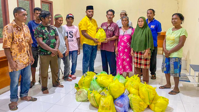 Anggota DPRD Halmahera Tengah (Halteng), dari Fraksi Golongan karya (Golkar), Aswar Salim, membagikan ratusan paket sembako. Foto: Istimewa