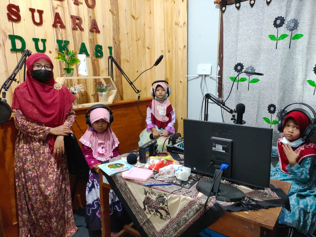 Para siswa dan guru setelah bersiaran di Radio Suara Edukasi Kulon Progo.