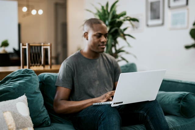 Ilustrasi melakukan cara install ulang Windows 10 (Foto: Windows via Unsplash).