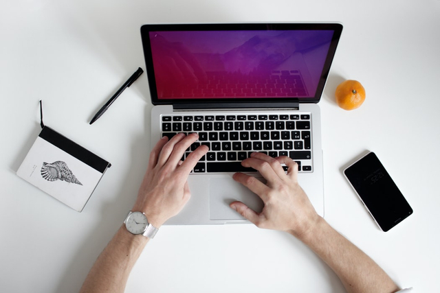Ilustrasi laptop. Foto: NordWood Themes via Unsplash