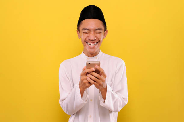 Ilustrasi mengirim ucapan selamat Lebaran. Foto: iStock