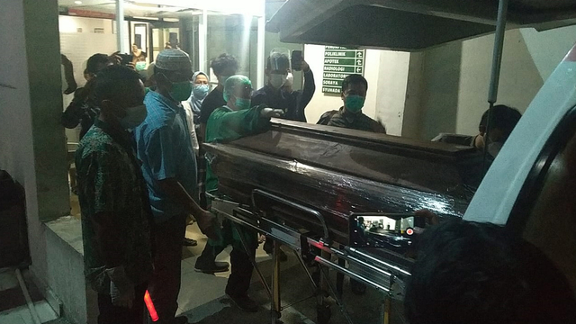 PETI jenazah Ustaz Tengku Zulkarnain sesaat sebelum dimasukkan ke dalam mobil Ambulance di Rumah Sakit Tabrani, Jalan Sudirman, Pekanbaru, Senin malam (10/5/2021).