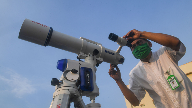 Petugas melakukan pemantauan hilal di Kantor Wilayah Kementerian Agama DKI Jakarta, Jakarta, Selasa (11/5/2021). Foto: Akbar Nugroho Gumay/ANTARA FOTO