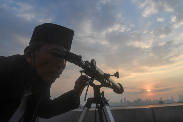 Ilustrasi pengamatan hilal Foto: Akbar Nugroho Gumay/ANTARA FOTO