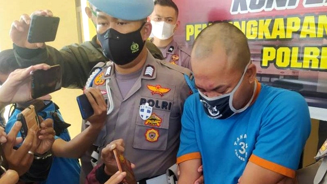 Dede pelaku pembakaran tehadap Indah Daniarti warga Kecamatan Cidaun, Cianjur, Jawa Barat. Foto: Ahmad Fikri/Antara