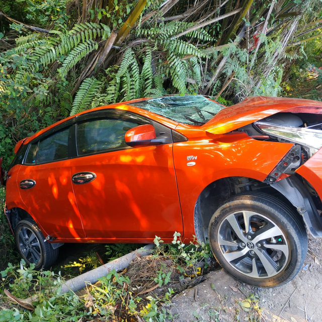Toyota Yaris (merah) mengalami kerusakan cukup parah dibagian depan kendaraan, Selasa (11/5/2021) | Foto: Hana Yudi Perkasa/Lampung Geh