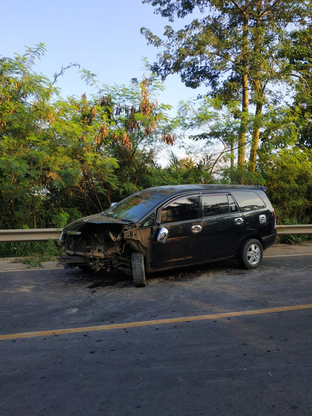 Toyota Innova (hitam) mengalami kerusakan cukup parah dibagian depan kendaraan, Selasa (11/5/2021) | Foto: Hana Yudi Perkasa/Lampung Geh