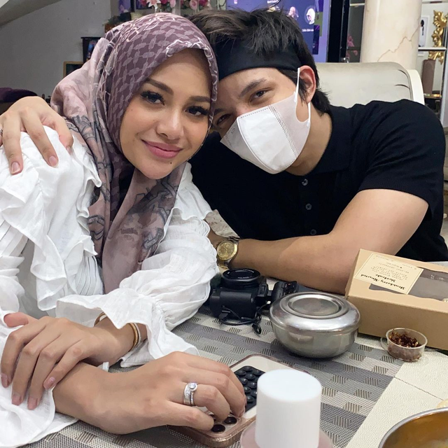 Potret Momen Aurel Hermansyah Buka Puasa di Rumah Krisdayanti. Foto: Instagram/krisdayantilemos