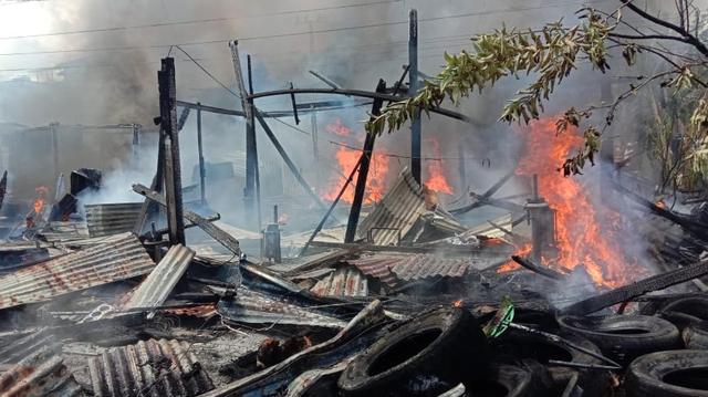 Kebakaran hanguskan rumah warga di perempatan Jalan Pattimura dan Jalan Andi Dai, Kelurahan Binanga, Kabupaten Mamuju. Foto: Awal Dion/SulbarKini